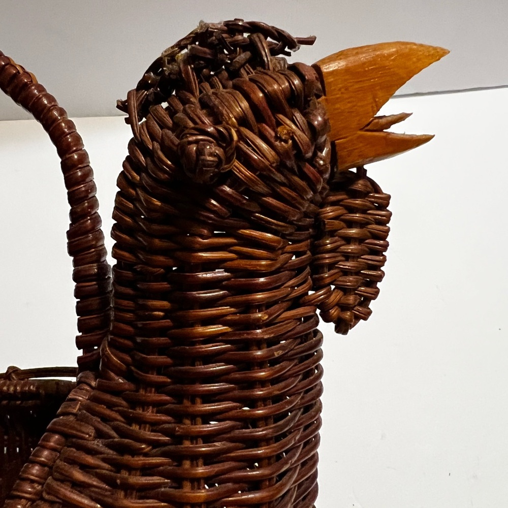 Vintage Wicker Woven Chicken Basket With Handle Wood Beak - Picture 9 of 11